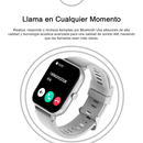 Modern silver smartwatch with white ridged silicone band, its screen shows an incoming call (number 18562002328, time 10:09, call icons). Graphic design highlighting the "Llama en Cualquier Momento" feature.