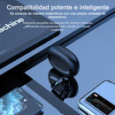 Matte black ribbed Bluetooth earbud case, one earbud with blue LED, on a reflective surface near a phone (with 'LEICA' branding) and tablet. Spanish text promotes multi-device compatibility. Graphic design.