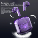 Graphic render of J225 Bluetooth 5.3 earbuds. Transparent purple, they float above an open charging case showing glowing circuits & a "1-1" display. White feathers imply lightness. Text: "Compacto y portátil".