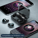 Black M10 Bluetooth earbuds with teal rings & its open charging case, displaying "100%" battery & "Be Loud Be Proud." Two smartphones playing music frame the product. "Compatibles con Android + iOS" banner. Real image.