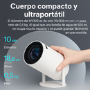 White cylindrical HY300 mini projector, held to show its compact, ultraportable design with a black lens & stand. Overlaid text emphasizes "Cuerpo compacto y ultraportátil," 10x18.8cm dimensions, and 0.5kg weight. Graphic.